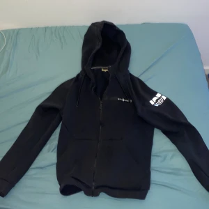 Sail racing tröja  - Sail racing tröja riktigt skön tröja i svart färg har blivit lite för liten ba men den e riktigt snygg och skön skick på den 9/10 inget fel allt är på sitt fina sätt kan diskutera om  priset vid snabb affär ny pris 1500kr passar som S med 