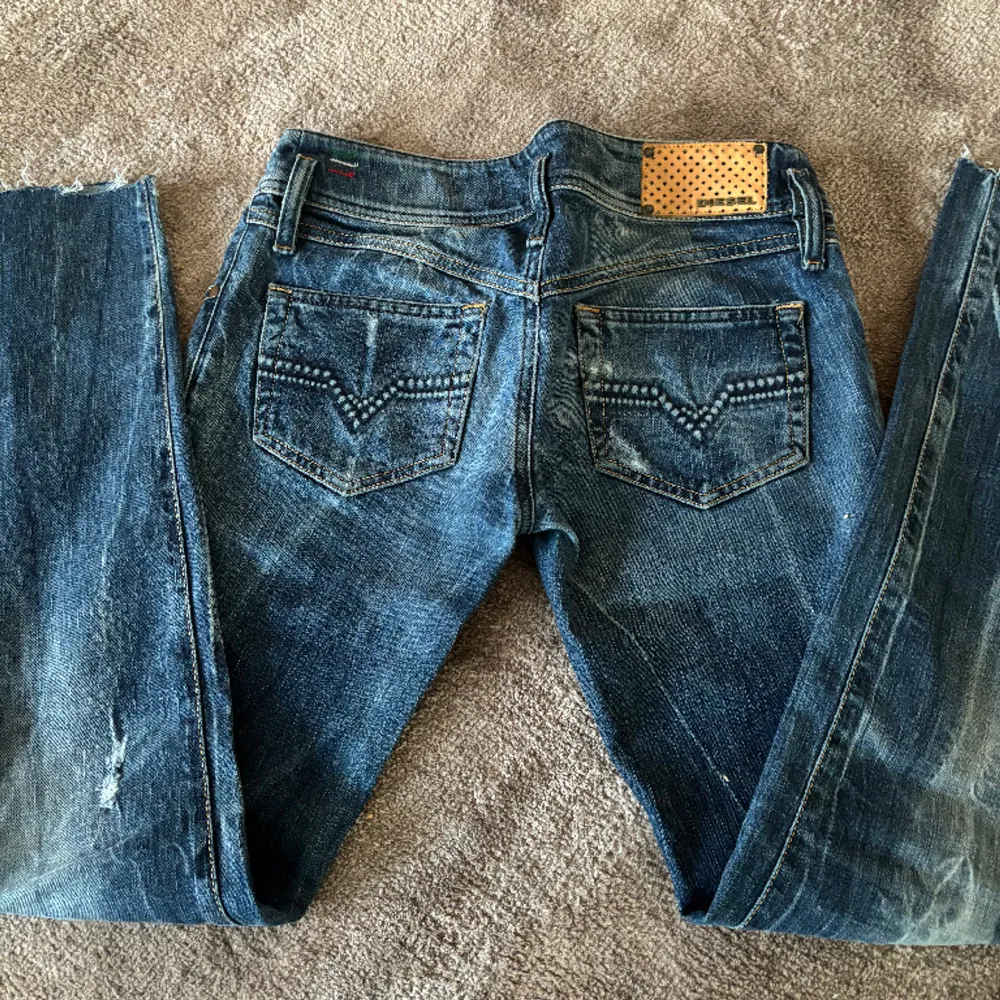 super snygga lågmidjade diesel jeans i jättebra skick! säljer då de inte passade mig💗skulle säga att de passar strl 34. Jeans & Byxor.