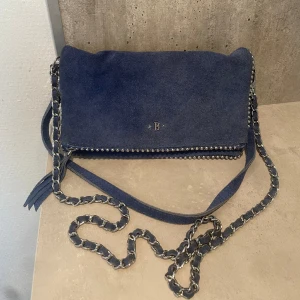 Brownie väska  - Snygg Zadig&Voltaire liknande väska💙Använt väldigt få gånger och är som ny. Köpt på Corte Ingles i Spanien för 500kr. 