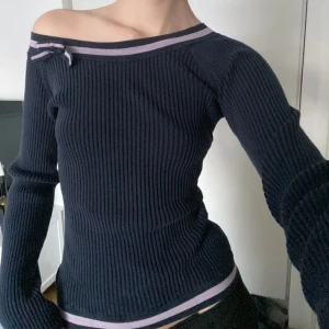 Stickad tröja  - jättesöt vintage ribbad tröja med rosett vid kragen, kan användas både offshoulder och som vanligt. Jättefint skick från från INC. 