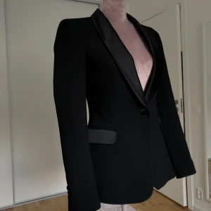 Figursydd kavaj - Figursydd kavaj, super elegant då designen och materialet är toppklass.