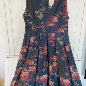 Blommig Cocktail Kortklänning  - Mycket fint skick. Som ny. Använd 1 gång.