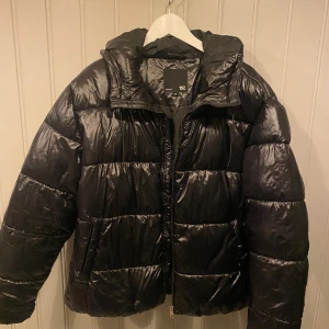 Vinterjacka - Säljer den slutsålda vinterjackan från lager 157, då jag använder andra jackor. Bara använd några gånger, ser helt ny ut.   Ni kan fråga om fler bilder ❤️