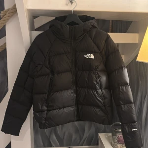 Dunjacka - Jacka från The North Face, jätte fint skick. Inga märken eller skador. Ordinarie pris 2899 kr