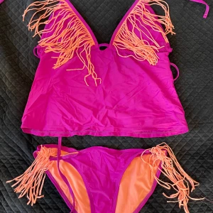 Two-piece baddräkt/bikini L/XL - En lilarosa baddräkt/bikini i två delar med fransar. Inte använd 🌸 storleken är XL men passar mer som en större M eller L. (Frakt ingår ej)
