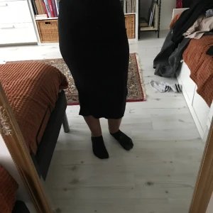 Svart kjol  - Materialen är randig 