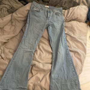 Säljer dessa efterfrågade jeans från Gina som är helt slutsålda på både Gina och Nelly! Low waist, storlek 40, bootcut. midjemått rakt över: 40,5cm innerbenslängd:76cm! Inget täcken på slitage!❤️❤️