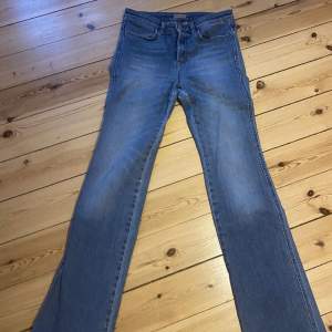 Säljer dessa perfekta lågmidjade bootcut jeansen från Filippa K! Toppenskick❤️👌