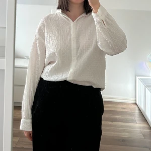 Blus Zara st 13-14 år - En blus från Zara barn i storlek 13-14 år. Aldrig använd.