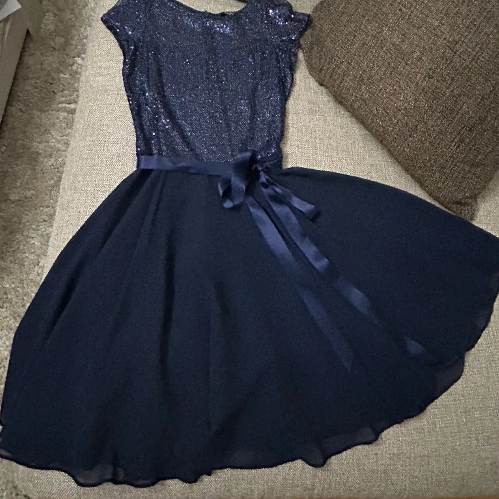  Mörkblå klänning. Jätte bekväm, Bra kvalitet har använts 1 gånge så den är väldigt ny. Ungefär 160-170 cm. Klänningar.