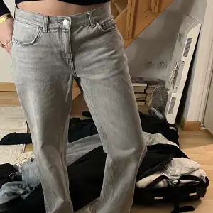 Super coola baggy jeans med låg midja. Använda runt 10 gånger och säljer därav att de inte kommer till användning längre 💗 Jeansen är storlek 36 eller 38 och sitter lösa på mig. Brukar ha storlek 34 eller 36