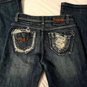 Lågmidjade jeans - Så snygga lågmidjade straight jeans med detaljer på fickorna!! Liknar dolce Gabbana jeans!!⭐️sitter som strlk S/M<3