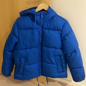 H&M blå puffer jacka - Den är i storlek XS och är oversized. Den passar mig perfekt som brukar vara S/M i jackor vanligtvis. Köpt förra året och endast använd några gånger då jag hade en annan jacka.☺️  Skriv för frågor och funderingar!