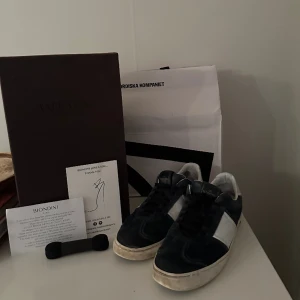 Valentino Flycrews - Tja, säljer dessa jätte feta och eftertraktade Valentino Flycrews i färgen Navy blue! Skornas Skick (7/10) En del nitar saknas men skorna är bland dom hetaste dojorna i gamet nu. Allt Og medföljer.Skorna är slutsålda överallt!🙌 Skriv vid eventuella frågor