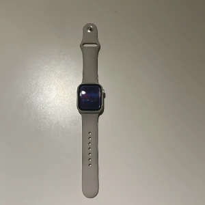 Appel watch - Appel watch några små repor och ett litet skav som man ser på sista bilden men funkar helt utmärkt.  