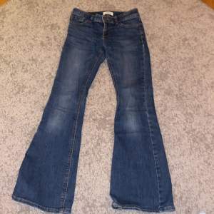 Säljer mina Lowwraist och bootcut jeans från Lindex då dem blivit lite för korta för mig. Ordinarie pris är 299kr. Jeansen är i modellen Freja. Jag är 157. 