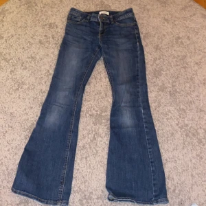 Botcut lowwais jeans - Säljer mina Lowwraist och bootcut jeans från Lindex då dem blivit lite för korta för mig. Ordinarie pris är 299kr. Jeansen är i modellen Freja. Jag är 157. 