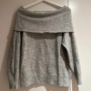 Off shoulder tröja  - Använd några gånger, passar även M då den sitter lite löst. 
