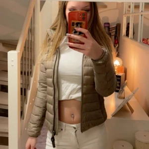 Parajumper jacka - Parajumper jacka i förgen kaki köpt för två år sedan för 4500kr den har små hål men de syns ej strl xxs