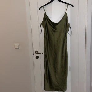 Silkesklänning - Klänning i siden från miss guided. Använd ett fåtal gånger därav en aning förstörd men det syns knappt