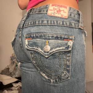 Ljus blåa true religion jeans i bra skick med midjemått på 39 cm rakt över och innerbenslängd 78cm 