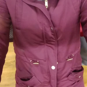 Röd jacka - Fin röd jacka med lite päls på toppen