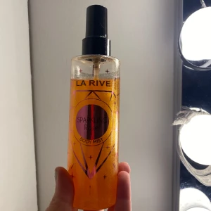 Body mist - Skimrig bodymist som tyvärr inte kommer till användning längre 💘luktar jättegott!!
