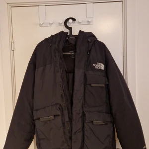 North face vinterjacka  - Säljer min gamla vinterjacka den är lite större i storleken så den sitter som L