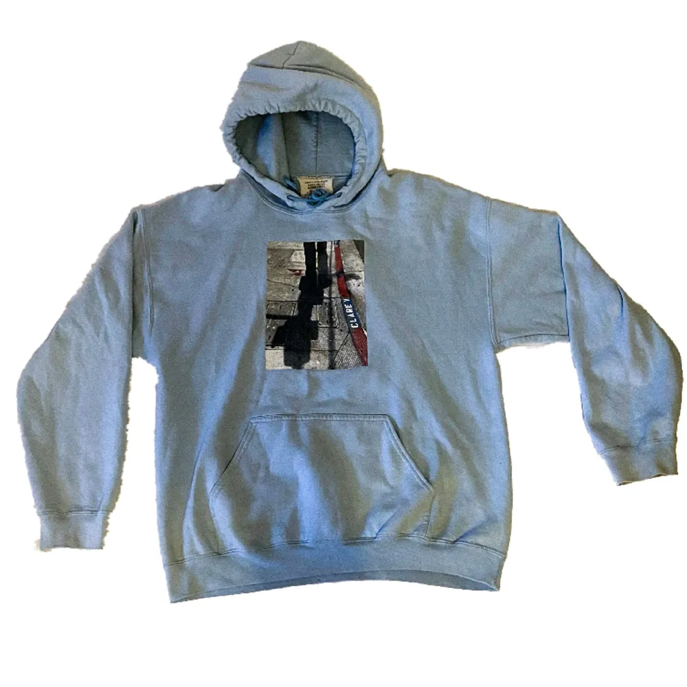 Hard hoodie från UA, står M i taggen men sitter som L/XL, den är i dunder skick och säljer för har för många blåa hoodies 😫. Hoodies.