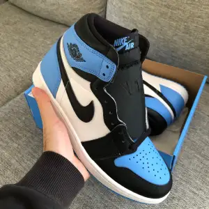 Säljer ett helt nytt par Jordan 1 i färgen UNC toe, äkta köpta från Nike SNKRS. Två par skosnören medföljer. PM för mer info 