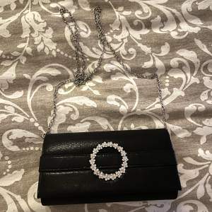Säljer nu min fina lilla svarta väska med glitter detaljer! ✨Så så fin ! Använd några fåtal gånger bara! Säljer för 100kr