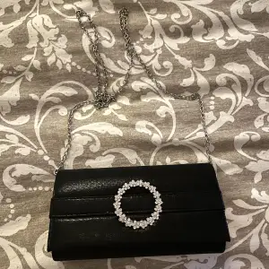 Säljer nu min fina lilla svarta väska med glitter detaljer! ✨Så så fin ! Använd några fåtal gånger bara! Säljer för 100kr