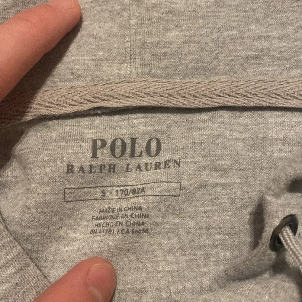 Hej! Säljer min polo tröja för den har blivit lite liten. Pris kan alltid diskuteras! . Hoodies.