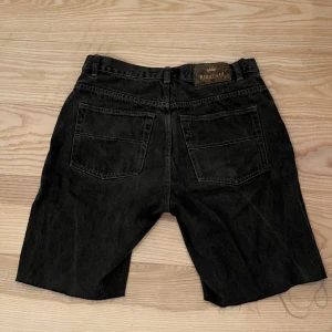 Jorts  - Jorts/jeansshorts som jag klippt utav jeans:) gråa i färgen och lågmidjade! bättre bilder kommer snart<3 skulle inte säga att det är storlek 46, snarare 40/42!