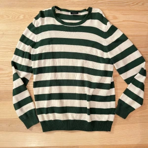 Stickad tröja - Grön och vit randig stickad/virkad tröja! Så skön och mjuk! bättre bilder kommer snart<3