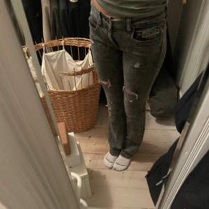 Säljer nu mina snygga diesel jeans. Jeansen är i storlek 170 men funkar för någon som är runt 165 (24/32). Jeansen är low waist bootcut och modellen är LOWLEEH-J-N. Säljer pga att de börjar bli för små. 