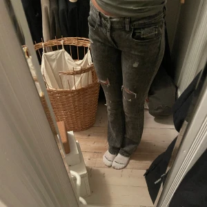 Diesel jeans  - Säljer nu mina snygga diesel jeans. Jeansen är i storlek 170 men funkar för någon som är runt 165 (24/32). Jeansen är low waist bootcut och modellen är LOWLEEH-J-N. Säljer pga att de börjar bli för små. 