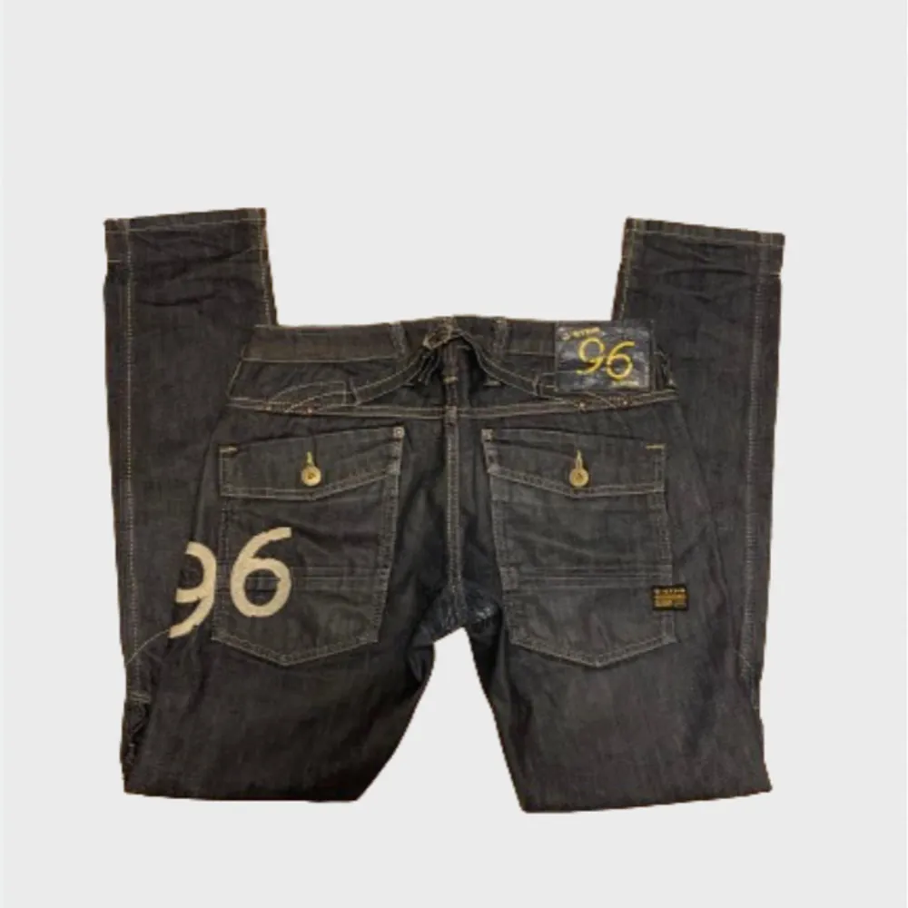 Säljer ett par riktigt feta svarta g-star jeans med 96 inbroderat på baksidan. Skick 7/10👍har blivit sydda i skrevet men inget som syns.. Jeans & Byxor.