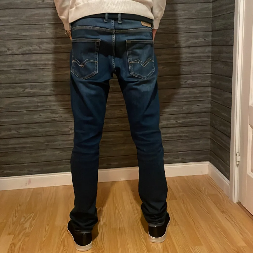 Tjena, Säljer nu dessa snygga jeans från replay. Modellen heter grover. Skick 9/10 storlek 32/34. De är bara att höra av dig vid eventuella frågor!! Skick. Jeans & Byxor.