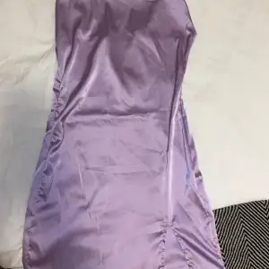 Säljer en Lila sammets liknande klänning. Är köpt från SHEIN och aldrig använd.  I storlek S. OBS: köparen står för frakten. (Annonsen finns ute på fler sidor)