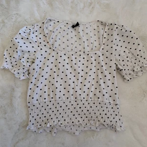 Gina topp! - Supersöt prickig topp från Gina!💋