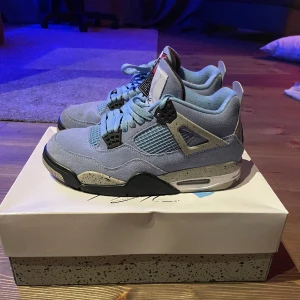 Jordan 4 Retro ”UNC” - Säljer mina 4or som är lite använda men i bra skick. Nypris på merch Sweden är 7999 sek i storlek 41