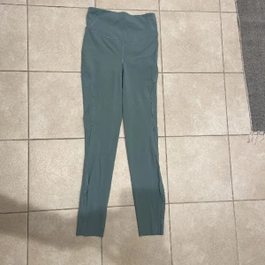 Lulu Lemon tights  - Snygga och nästan helt oanvända träningstights. Använda ca 5 ggr men säljer då färgen inte passar mig.