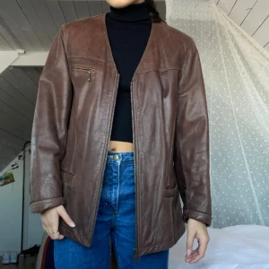 Vintage läderjacka - Unik läderjacka som är sparsamt använd, fint skick om många små fina detaljer. Tunnt foder, perfekt för vår eller höst! Storlek 44, sitter fint oversized på mig som är 168. Skriv för fler bilder💕