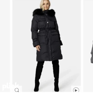 Lång vinterjacka/ dunjacka  - Vinterjacka från Bubbleroom, nästintill oanvänd. Strl 36/38. Köpt för 2000kr, mycket sparsamt använd. Pris går att diskutera, skriv för fler bilder 💕