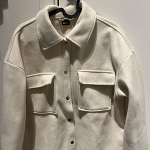 Jacka❤️‍🔥 - Tunnare kort kappa från Gina🤎