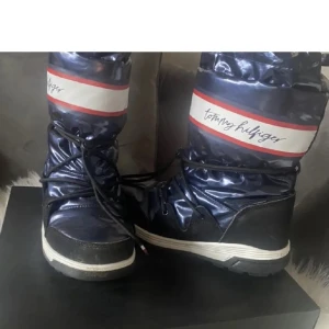 Tommy Hilfiger snowboots  - Supersnygga snowboots från Tommy Hilfiger, givetvis äkta .  Endast använda 1 gång så absolut nyskick . Stl 39 Nypris 1800 Mitt pris 400 