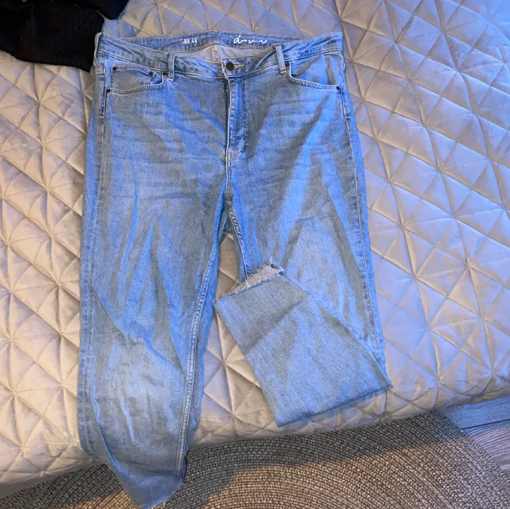 Ljusblåa jeans med avklippta ben, inte mycket använda så inga slitage eller noppror. Stora i storleken.. Jeans & Byxor.