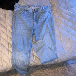 Ljusblåa jeans med avklippta ben, inte mycket använda så inga slitage eller noppror. Stora i storleken.