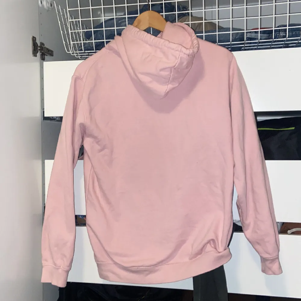 Fin rosa hoodie i perfekt skick. Säljer då den har blivit för liten för mig. Priset är inte hugget i sten.. Hoodies.
